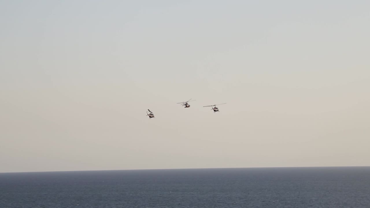 해저가 있는 공중 쇼에서 멀리 떨어진 헬리콥터에서 넓은 샷