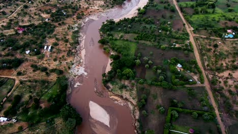 Blick-Auf-Die-Flusslandschaft-Und-Die-Drohne