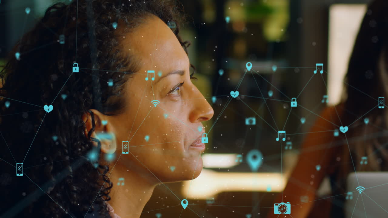 animación de la red de conexiones con iconos sobre empresaria biracial en la oficina