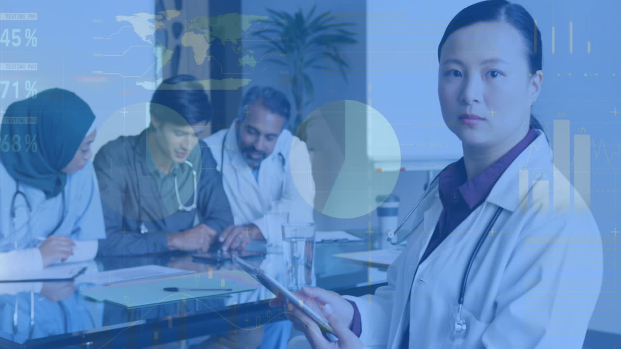 디지털 태블릿을 사용하여 서있는 다양한 여성 의사에 대한 인포그래픽 인터페이스의 애니메이션