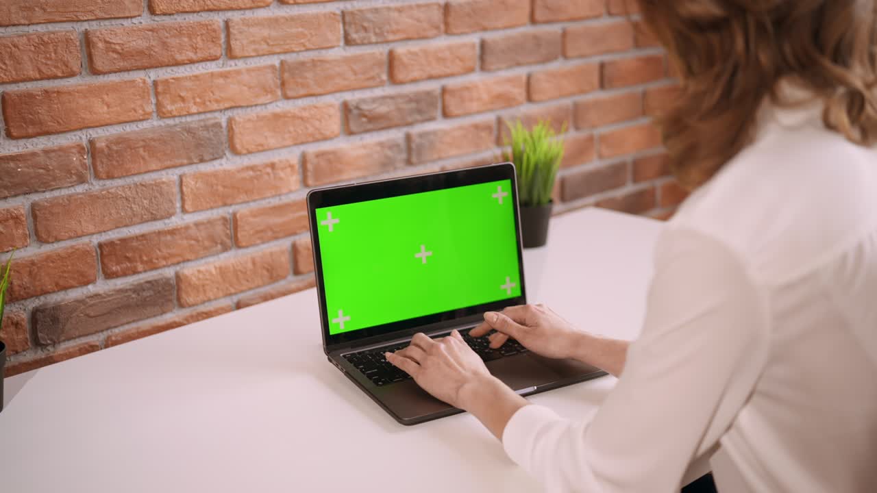 detalles mujeres trabajan en computadora