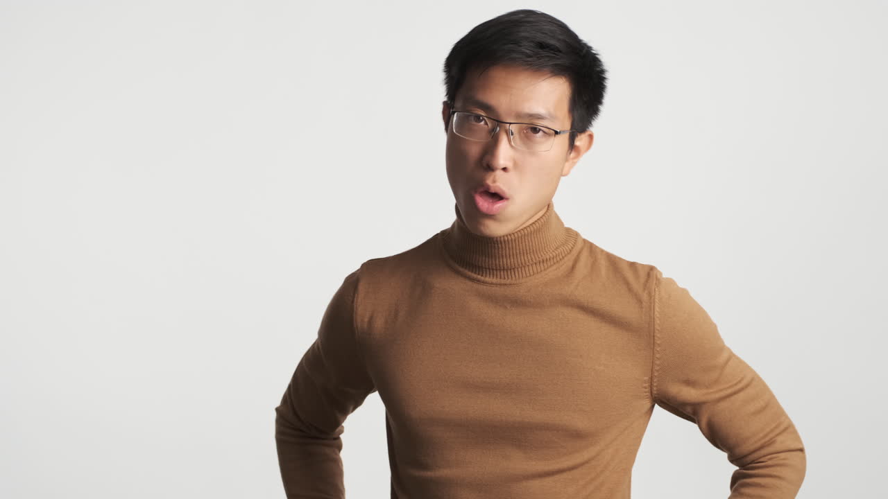 아시안 남자가 카메라에 '아니오'라고 말합니다.