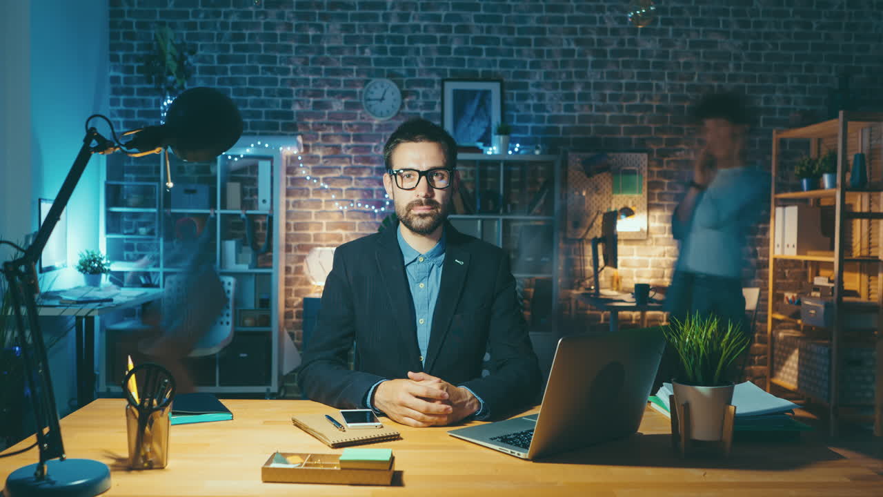 hombre de negocios trabajando hasta tarde en la noche en la oficina