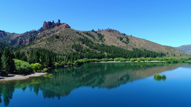 Veduta aerea di un lago nella Patagonia settentrionale con un cielo azzurro intenso e azzurro chiaro-9