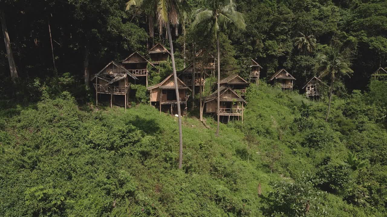 pan aéreo descuidado bungalows de madera tailandeses vacíos restricciones de viaje pandémicas