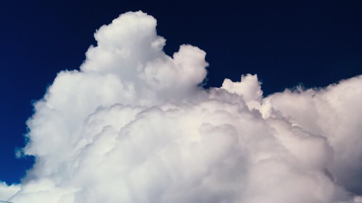 auftretende wolkenbildung, wolkenbildung auf blauem himmel