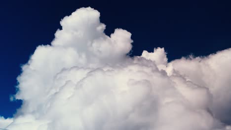 formación de nubes emergentes, formación de nubes en el fondo del cielo azul
