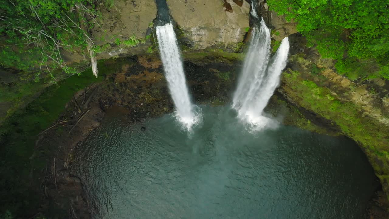 empuje aéreo dramático desde la parte superior ancha para cerrar en las cataratas de opaekaa, hawai