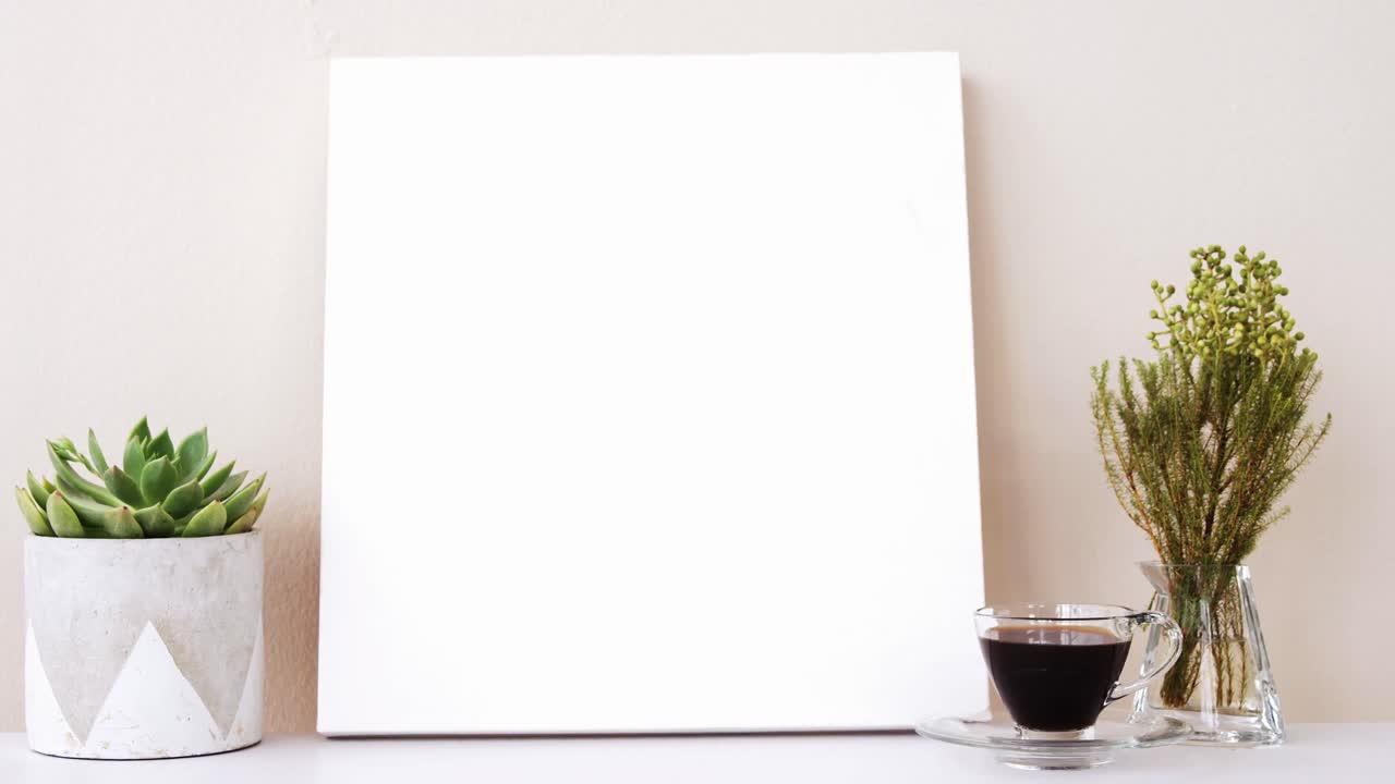 la planta de aloe vera, una taza de té, una tabla en blanco y un jarrón en la mesa