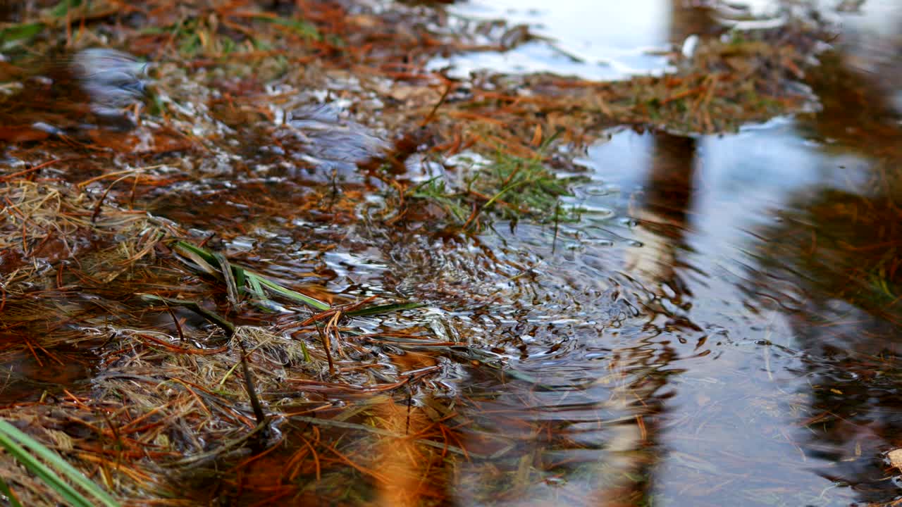 вращающееся красное маховое колесо на канатной дороге машинная комната