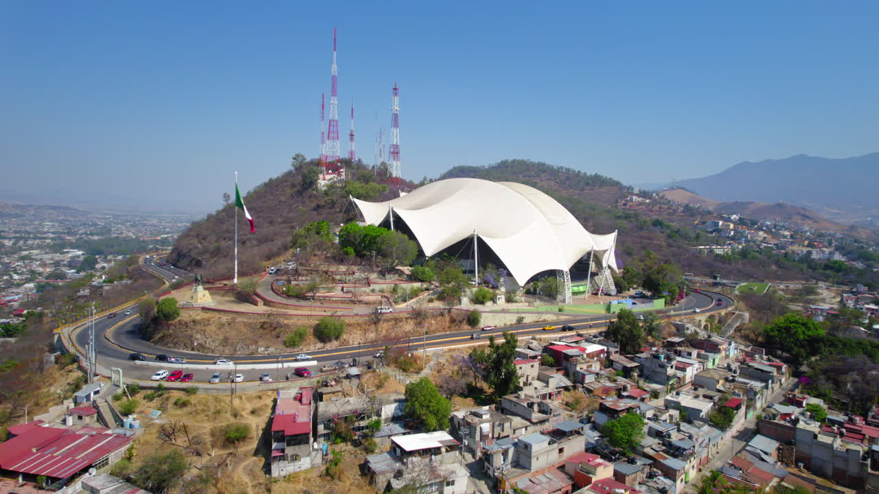 famoso auditorio en la cima de una colina en la ciudad del patrimonio mundial de la unesco oaxaca, méxico
