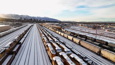 Increíble-Antena-A-Lo-Largo-De-Los-Ferrocarriles-En-El-Lago-Salado-Del-Norte-De-Utah---Estableciendo-Un-Movimiento-De-Avance-Lateral-De-Tiro