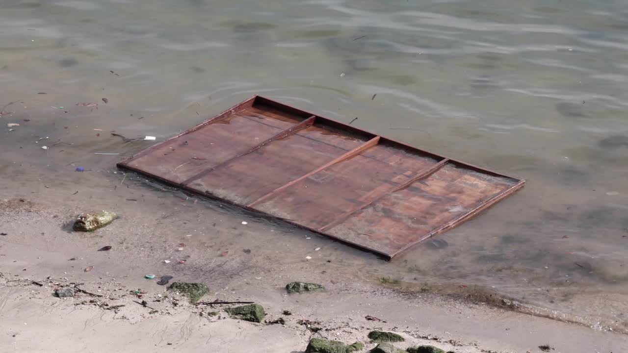 바 ⁇ 가에 떠다니는 쓰레기의 큰 조각