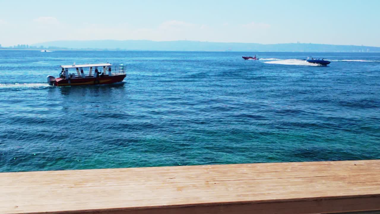 Akkos alte Stadtküstenlinie mit Schnellbooten auf schimmerndem Meer