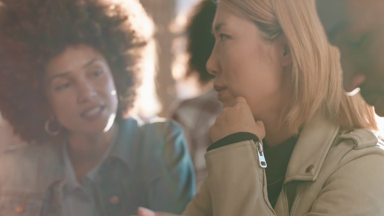 행복한 친구 그룹이 카페에서 채팅하고 대화를 나누고 커피를 마시고 사교를 즐기고 재미를 느끼며 레스토랑에서 만납니다.