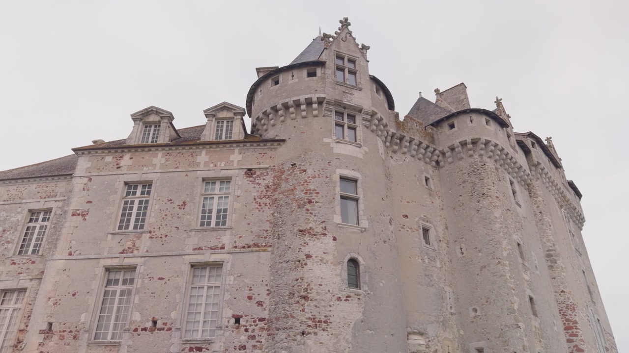 Historisches Château du Bouchet mit verwitterten Steinmauern und Türmen unter bewölktem Himmel in Rosnay, Frankreich.