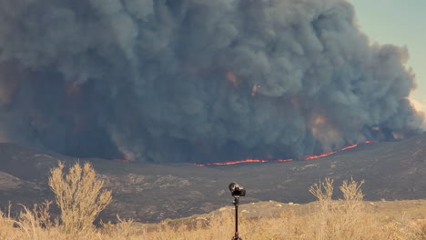 imágenes de primera línea de los ardientes incendios forestales cerca de hemet en el condado ribereño de california, que mataron a dos personas.