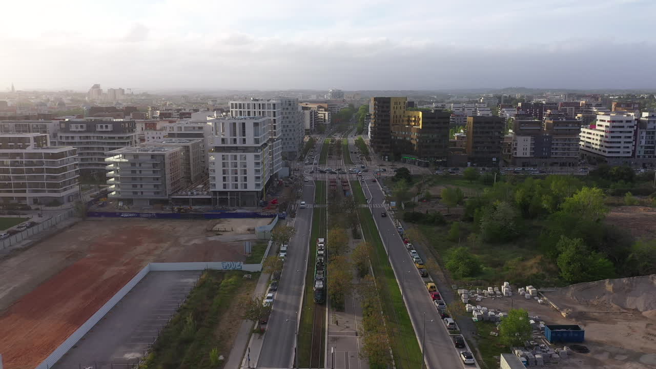 espalda aérea viajando y inclinándose sobre un tranvía montpellier francia rive du lez