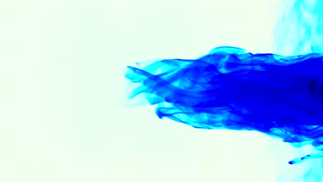 un vórtice de tinta azul girando y retorciéndose en una forma de tornado.