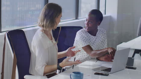 animación de números, compañeros de trabajo multirraciales discutiendo informes, colegas diversos compartiendo ideas.