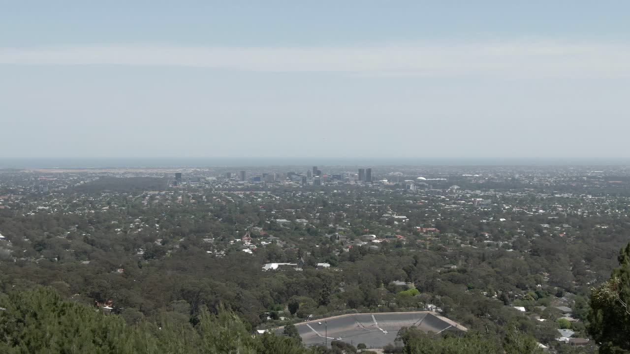 호주의 숲 계곡에서 애들레이드 시의 조감도