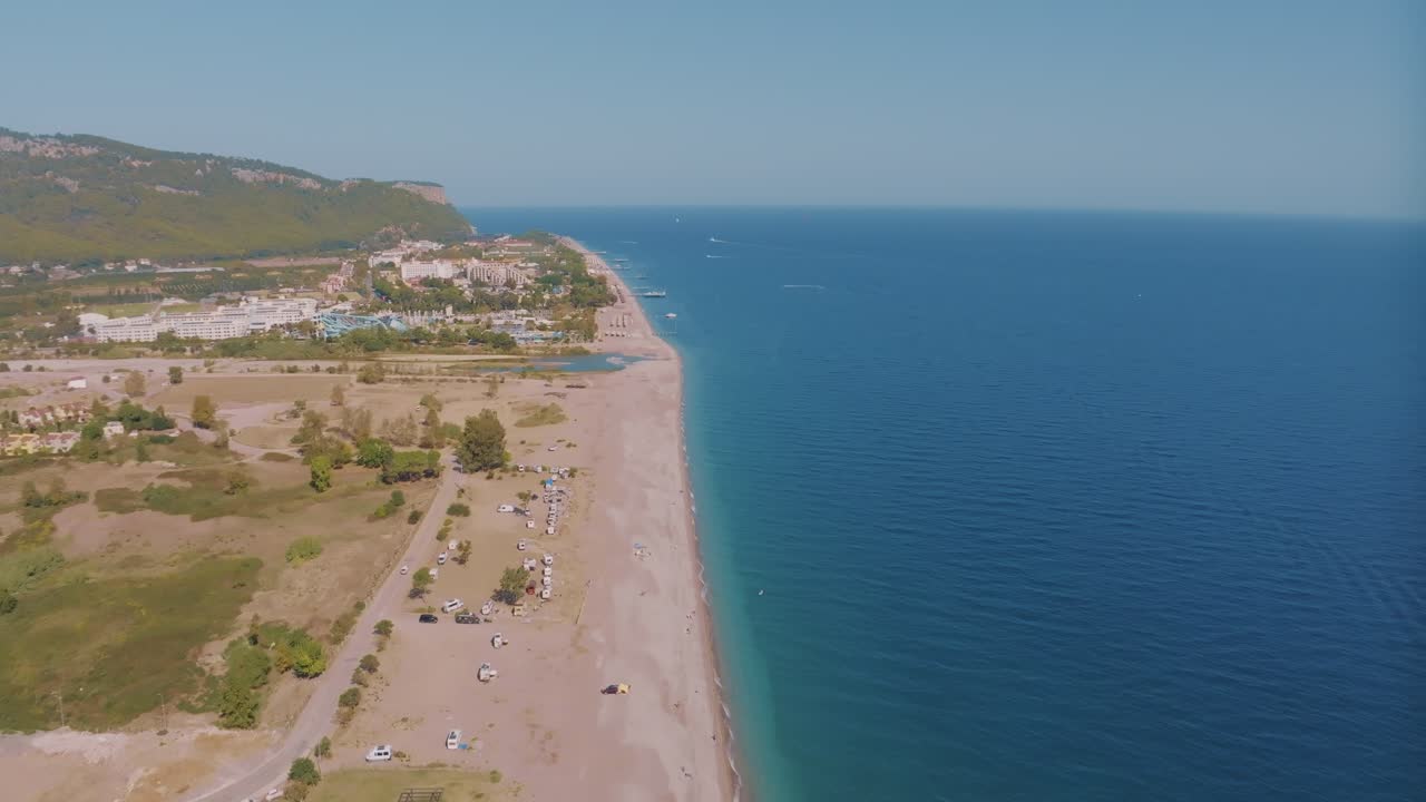 vista aérea de una ciudad turística costera con playa y hoteles