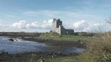 Castillo-Con-Vistas-A-Una-Bahía-En-Irlanda.