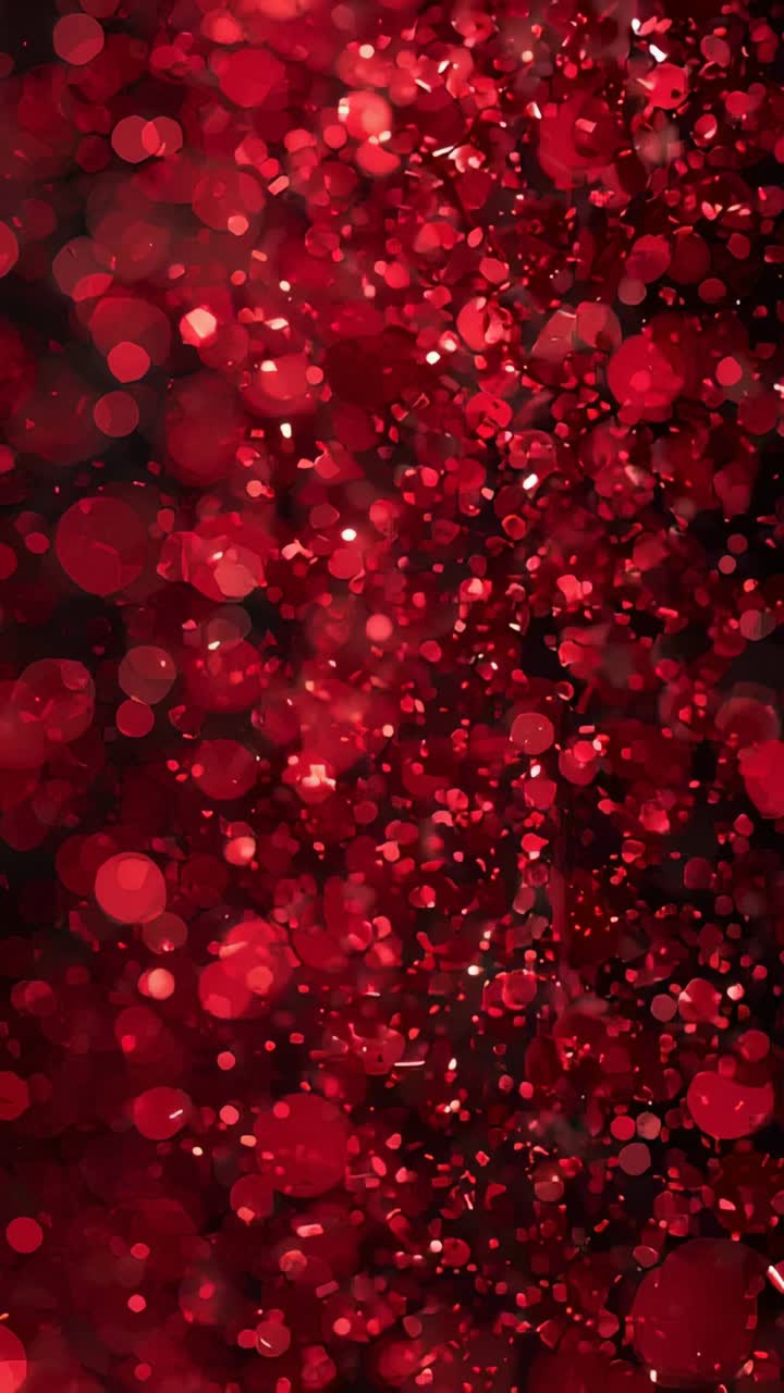 Video verticale: bokeh rosso sfocato e scaglie di glitter in studio buio, luce fuori campo pulsante