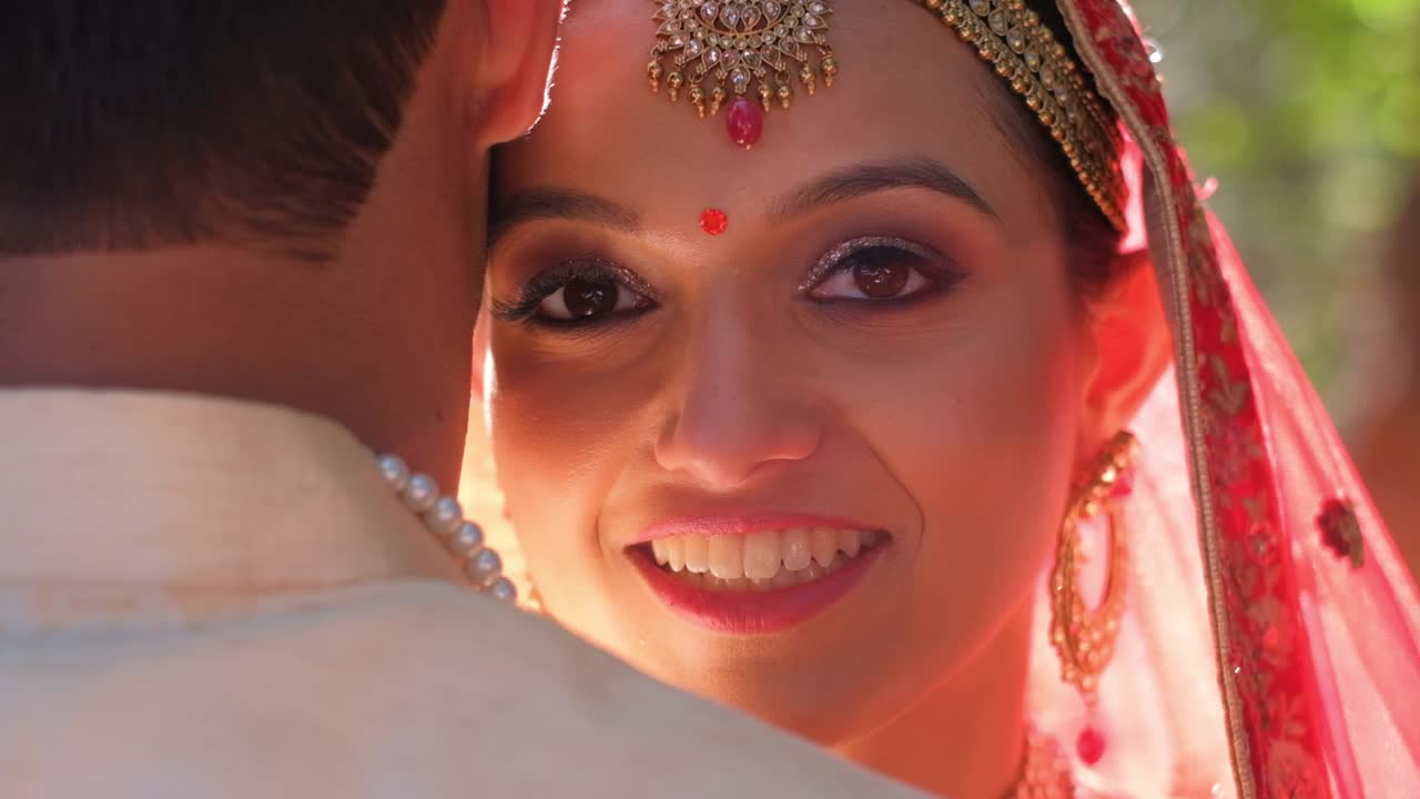 Indisk kvinde under et traditionelt hinduistisk bryllup. Nærbillede.