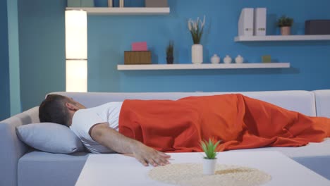 el despertador está despertando al hombre.