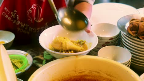 Imágenes-Cinematográficas-De-Cocina-De-4k-De-Un-Chef-Tailandés-Preparando-Un-Plato-De-Comida-Tradicional-Tailandesa-Llamado-Khao-Soi-En-Un-Restaurante-En-Tailandia