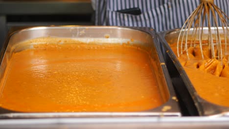 preparando un gran lote de sopa de naranja