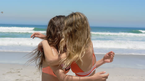 amigas jóvenes en bikini bailando juntas 4k