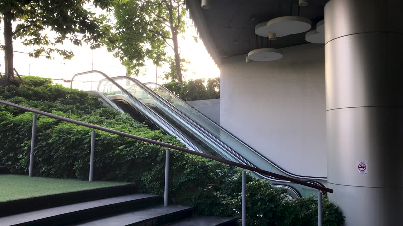 escalera mecánica con ciudad verde