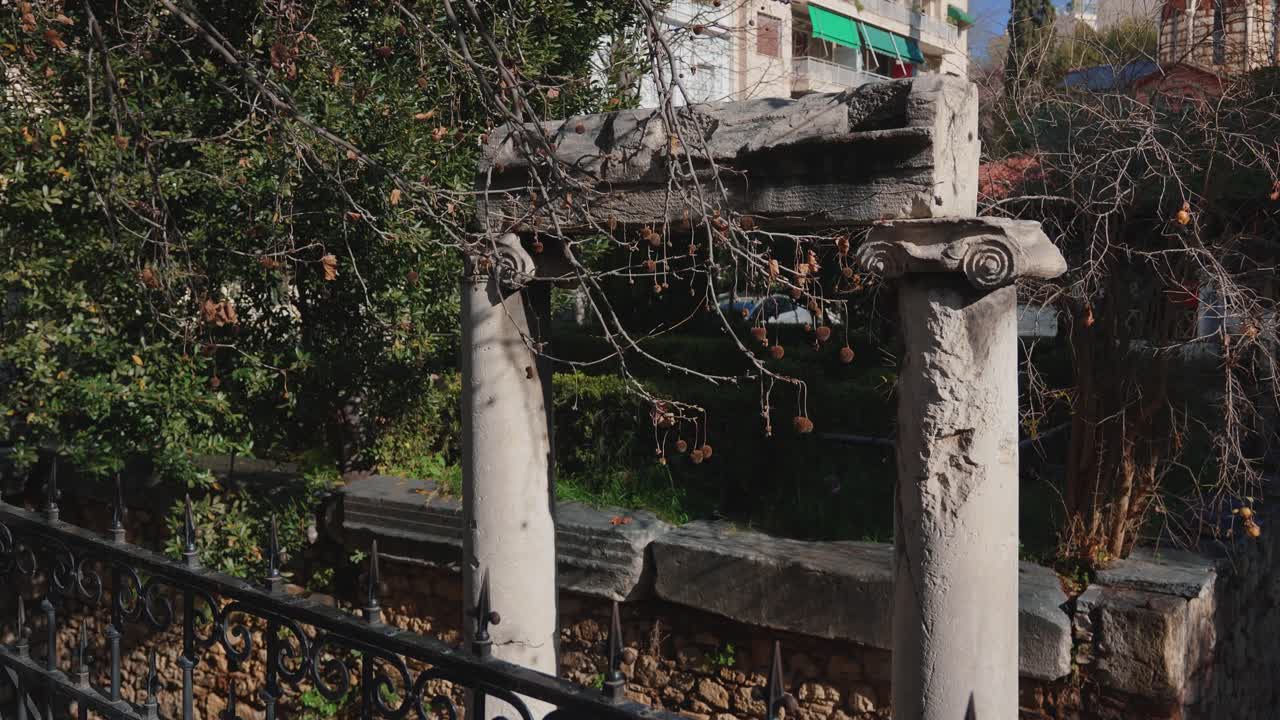 Coluna grega antiga em Atenas sob luz solar intensa, capturando a história.