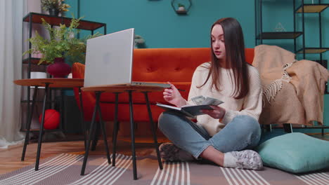 mujer haciendo, planeando el presupuesto de la casa en la computadora portátil y contando dinero, niña comprobando el ingreso en efectivo en dólares