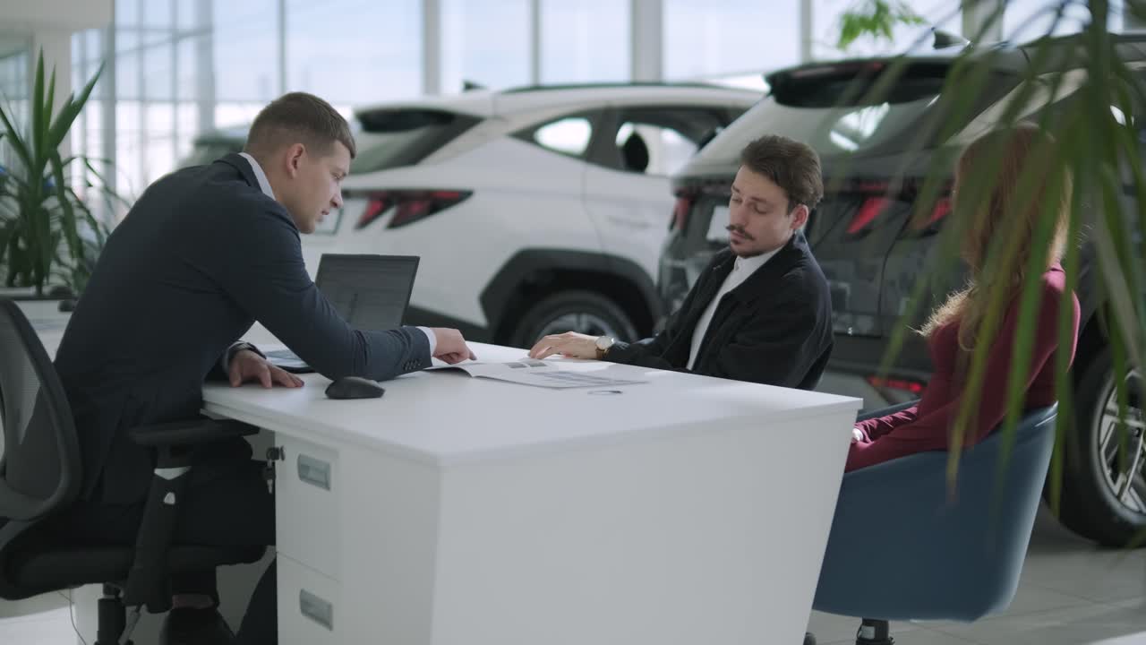 reunión de concesionarios de automóviles