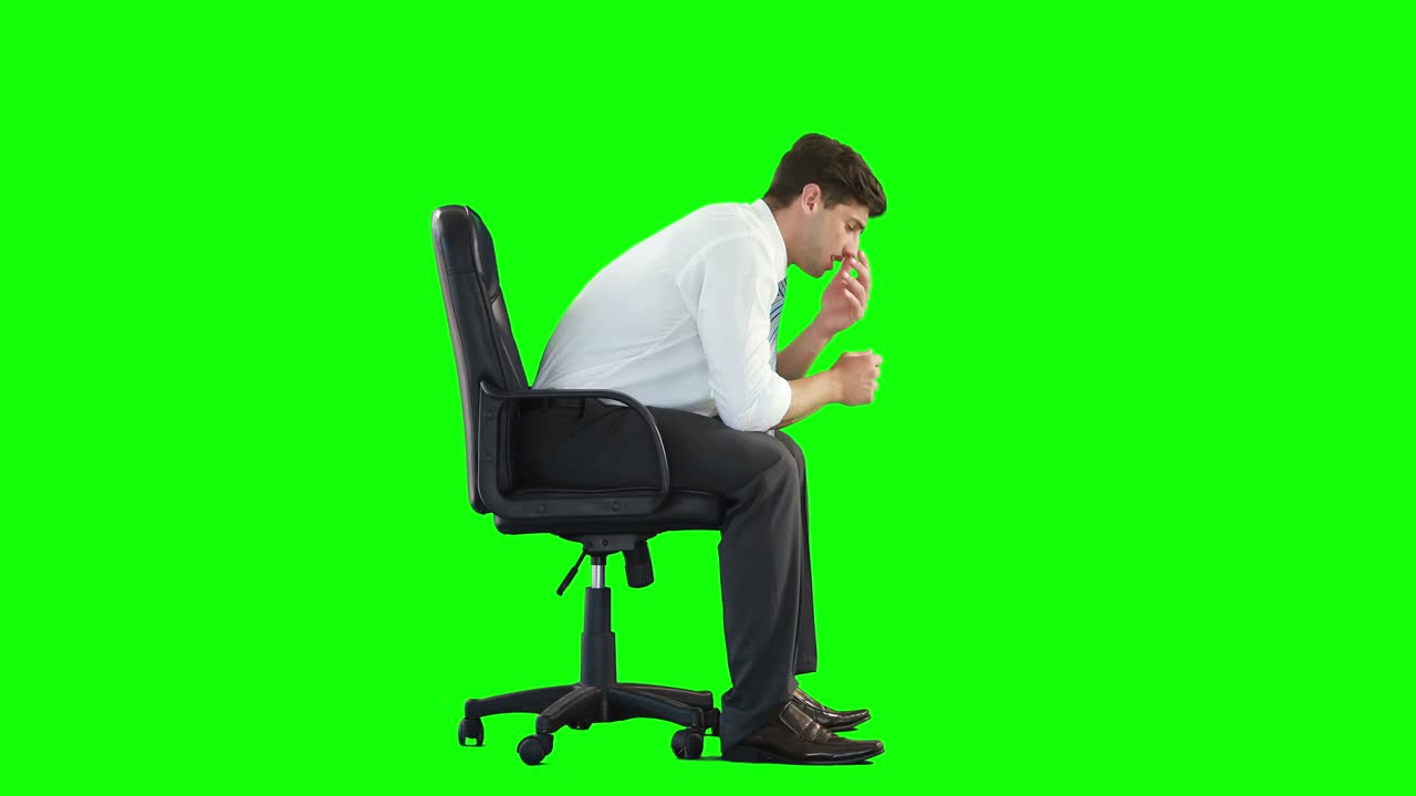 머리가 아프고 있는 젊은 사업가