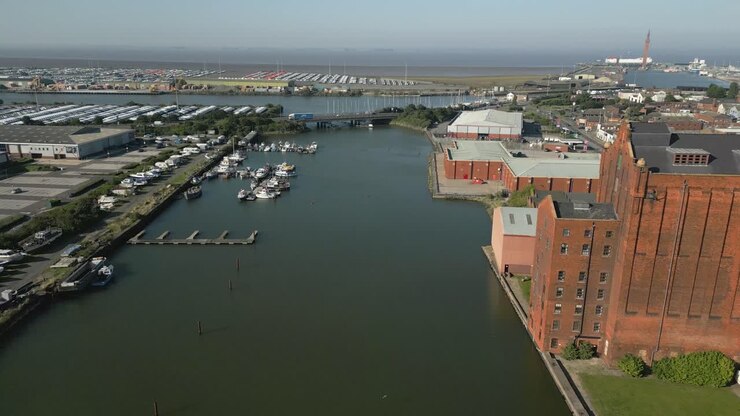 Grimsby, Fiume Freshney, Porto, Bacino, Barche, Area industriale, Auto, Veduta aerea, Regno Unito