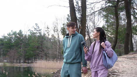 pareja caminando en el bosque