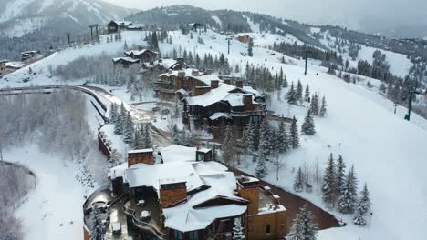 Toma-Aérea-De-Drones-De-Una-Colorida-Escapada-Invernal-En-El-Encantador-Pueblo-De-Deer-Valley