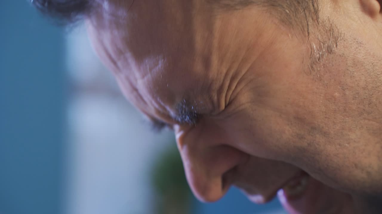 집에서 혼자 앉아서 혼자 인생에 대해 생각하는 걱정스러운 성인 남성의 클로즈업 얼굴