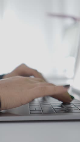 manos escribiendo en un teclado portátil