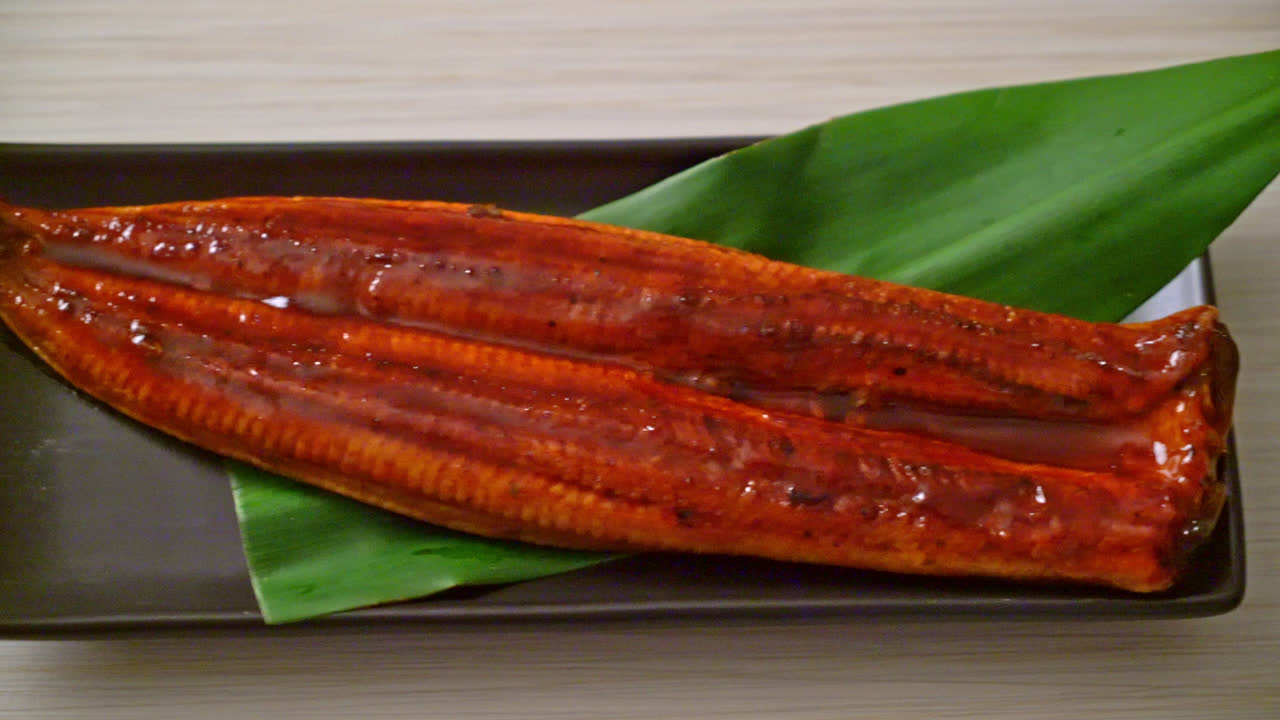 Anguilla grigliata (Unagi) su un piatto