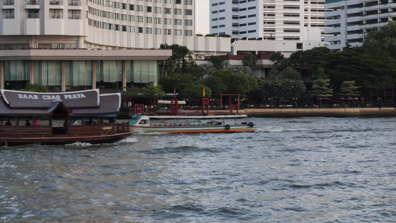 barcos que se mueven a través de un río frente a los edificios