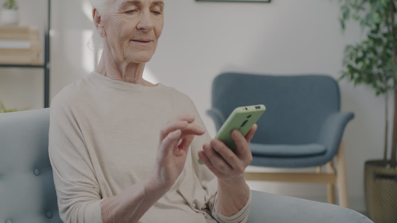 mujer mayor usando un teléfono inteligente