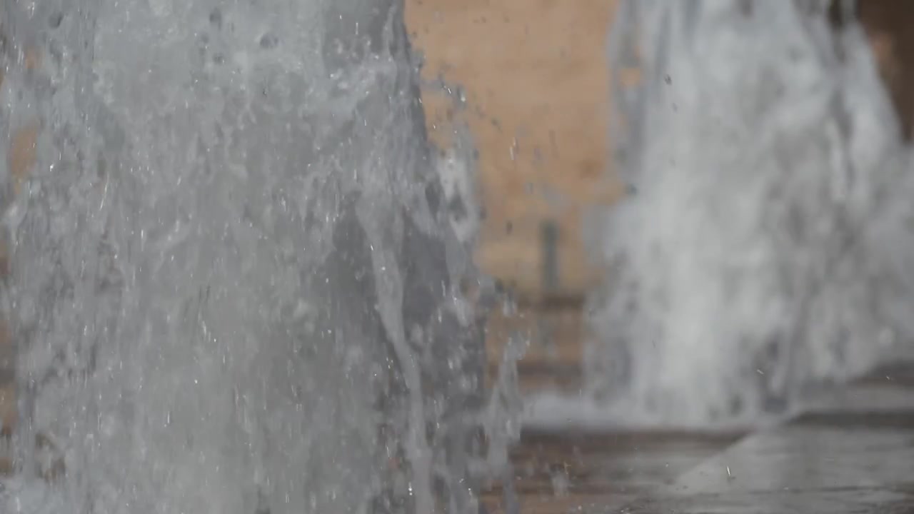 Super slow motion di getti d'acqua installati sul pavimento di una piazza. Piazza del Palazzo di Altamira, Elche, Spagna