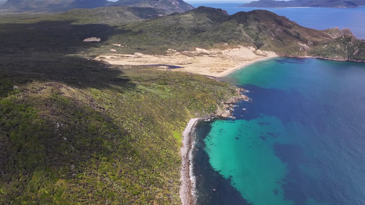 increíble paisaje costero con dunas de arena, playa y montañas