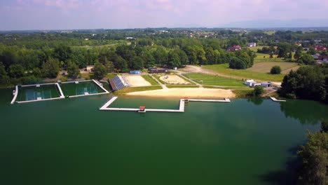 Vista-Aérea-De-Una-Piscina-Natural-Durante-El-Día-En-Kaniow,-Polonia