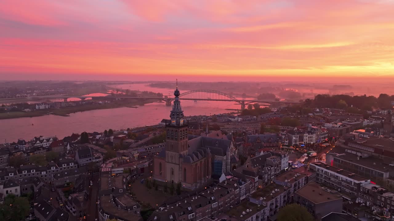 Dronebeelden van Nijmegen met de Sint-Stevenskerk tijdens een levendige zonsopgang